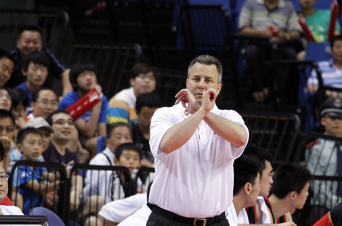 30种篮球犯规手势：裁判判罚的“无声语言” - 详细解析