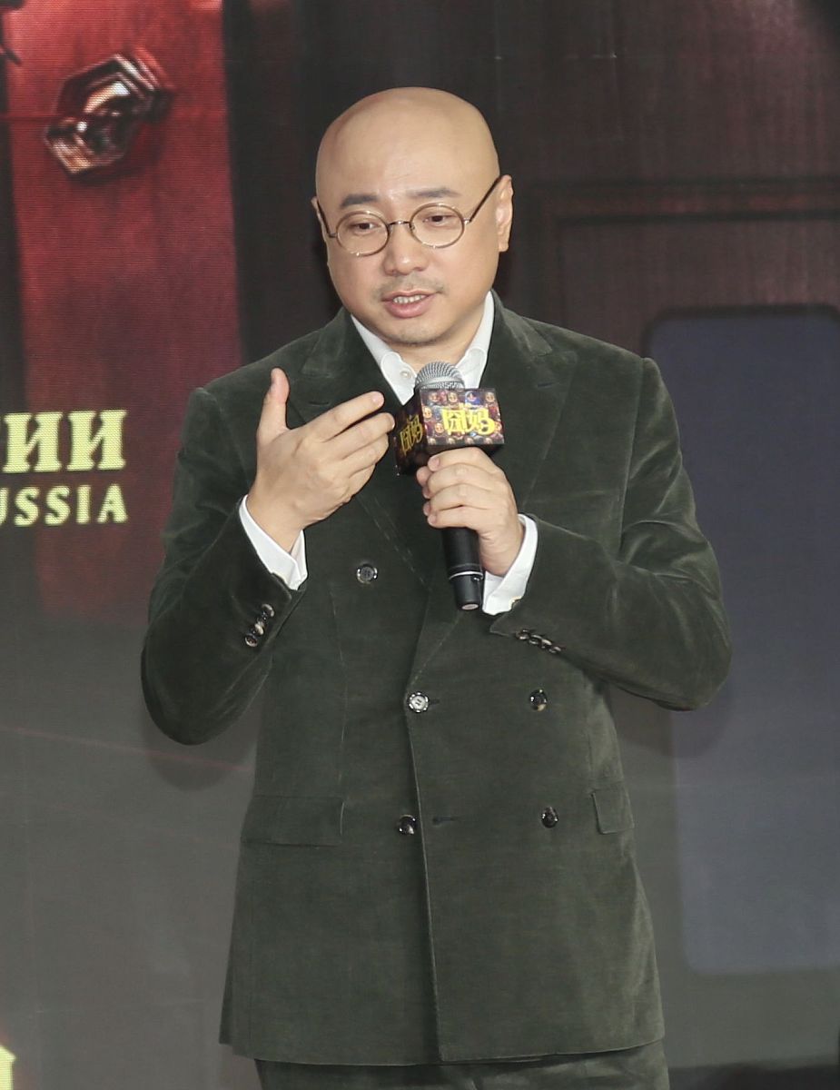 朋友的妈妈被大雨淋了朋友却幸灾乐祸。请以此为内容写一篇脱口秀稿子
