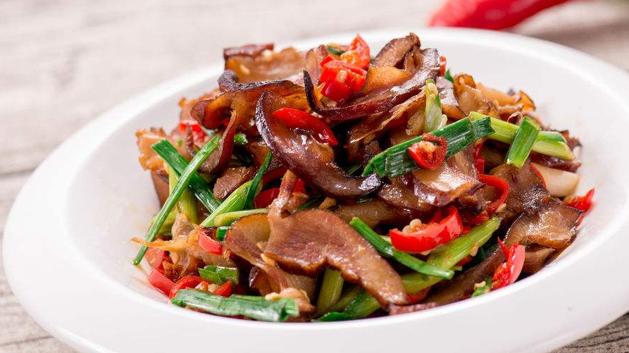 地道的湖南特色大蒜叶炒腊肉,做法简单,过年免不了吃上这道菜!