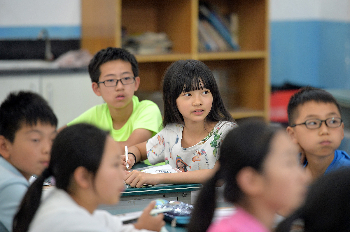 *2017年5月18日,四川省成都市花园国际小学,六年级的王巧正在<strong>上科学</strong>课