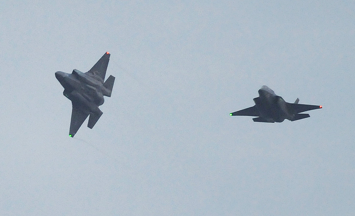 当地时间2017年1月18日,日本山口县,美国海军陆战队的f-35战机飞抵驻