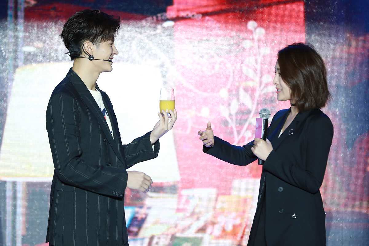 写一段关于开店的辛苦与开心的短句