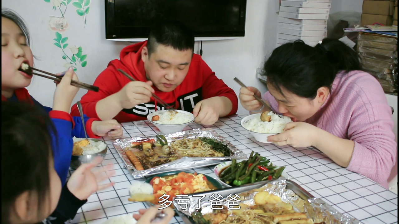 老婆孩子想吃烧烤,自己在家用烤箱做干净又好吃,两大盘不够吃