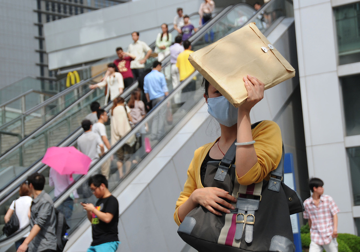 2011年5月9日,上海气温攀快速地攀升,初夏的感觉愈来愈浓.当日徐家汇