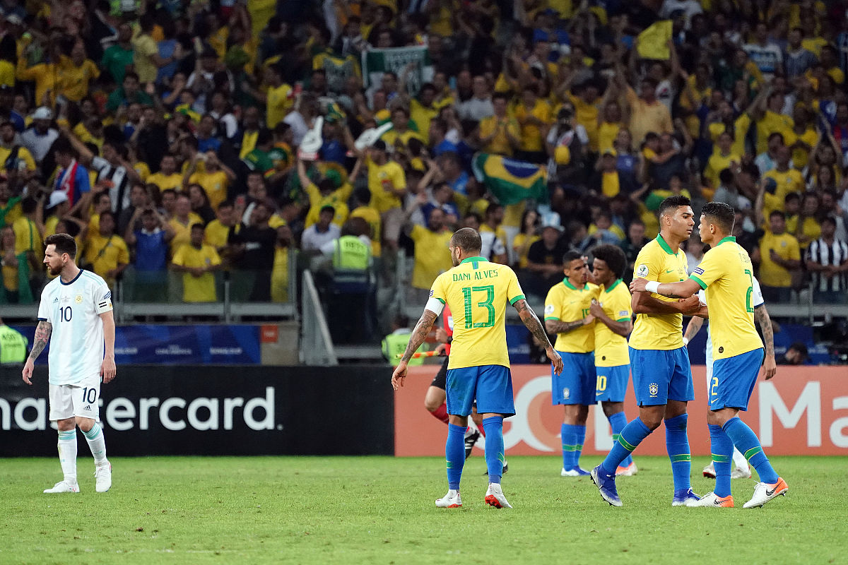 对比阿根廷足球和巴西足球