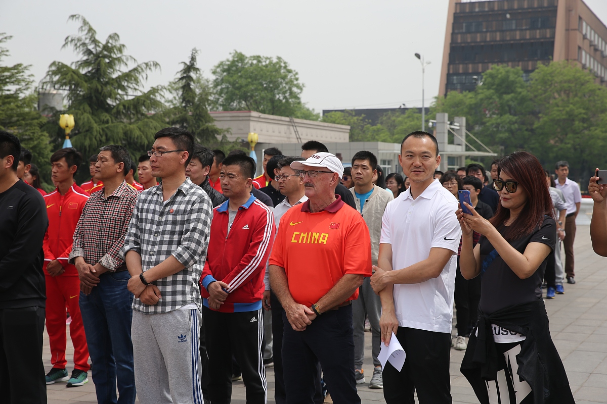 阆中师范学校帮扶干部集中研究脱贫工作宣讲政策