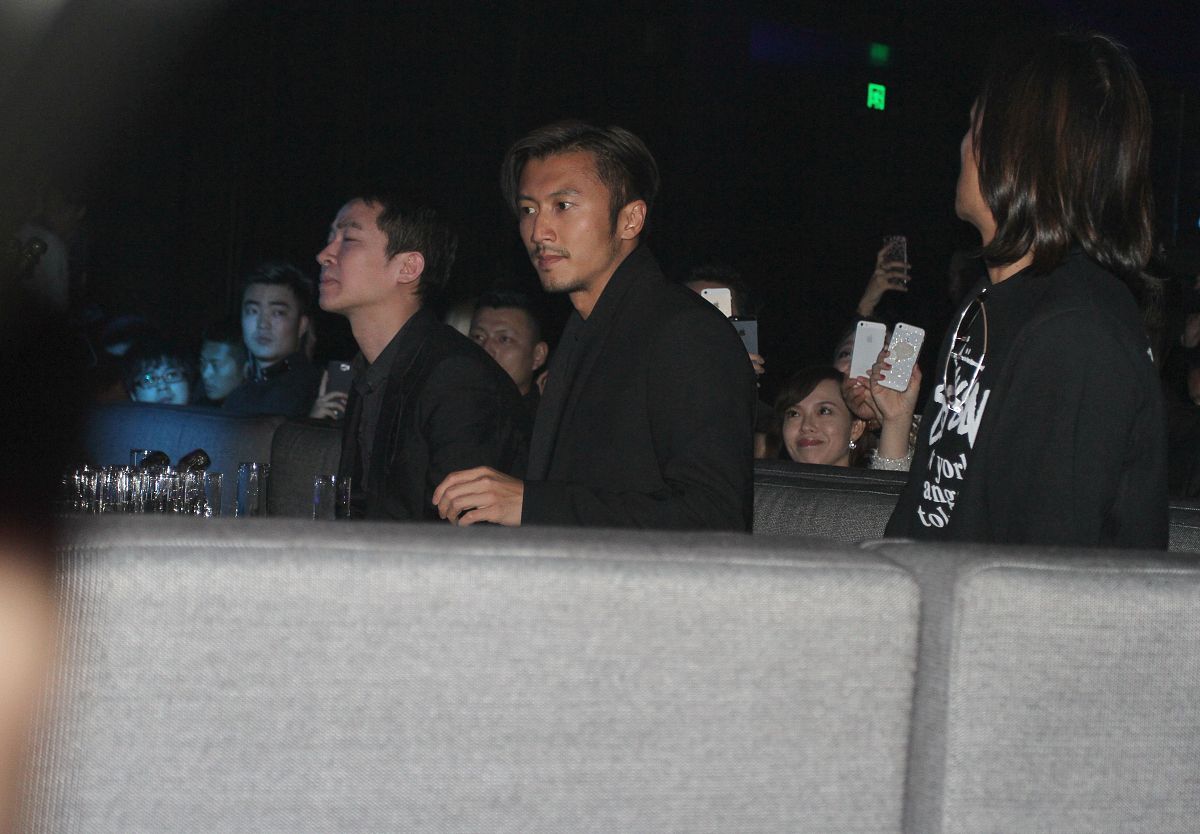 王菲戴戒指手气变好，张国荣却输惨？