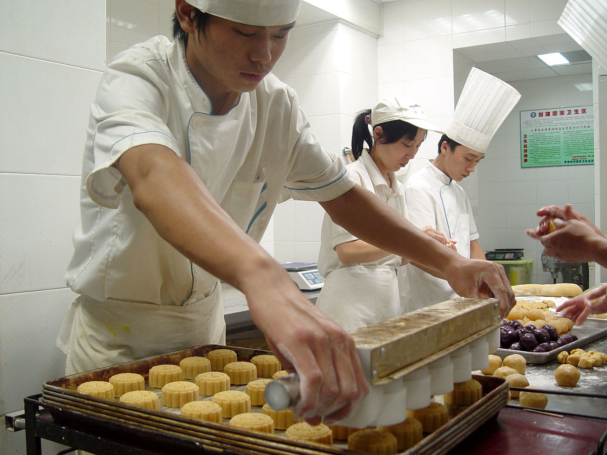 2006年9月13日,厨师们制作中秋月饼.+++_+++月饼,制作,