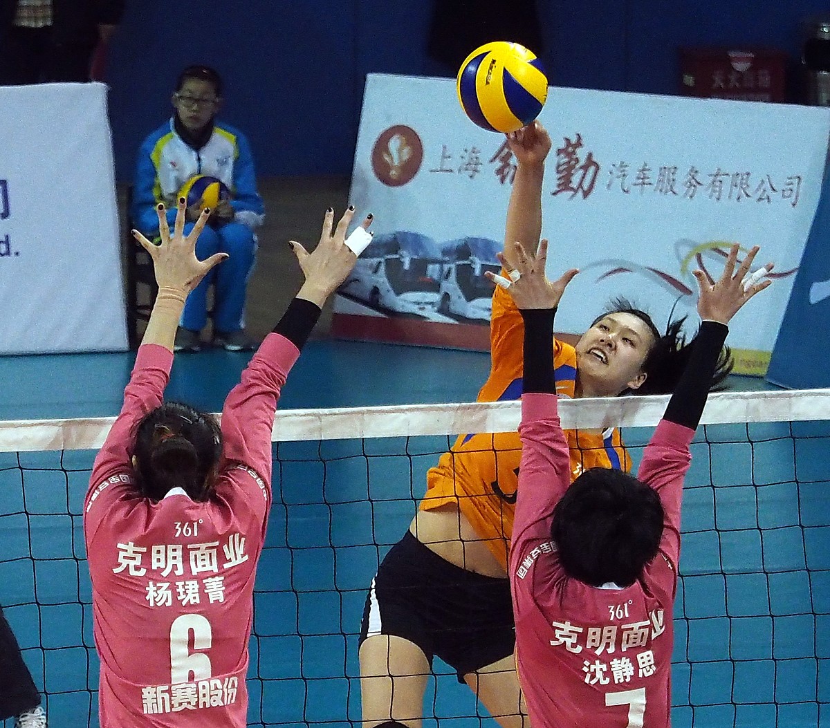 结合女排精神和雕牌写一个关于光明与黑暗的长文案