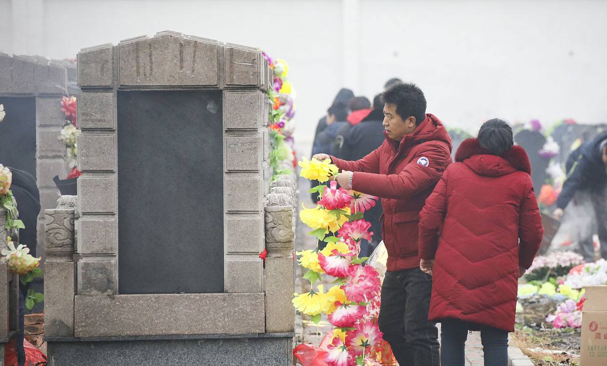 根据下面的内容写重新一篇1000个字文章在中国子女在父母去世后应当妥善安葬、安置父母的遗体或骨灰这是一种民间习俗也是一种对死者的尊重。然而有些人却因为贪图遗产而忘记了孝道和良心。近日上海青浦法院就审理了一起因为遗产分配问题而导致儿子拒绝为母亲办理下葬的案件。据悉陈阿姨夫妻生育了三女一子。为减轻子女负担夫妻俩省吃俭用在女儿的陪同下提前在某墓园购买了合葬墓地。墓穴证书的使用人登记的是夫妻俩的名字认购人