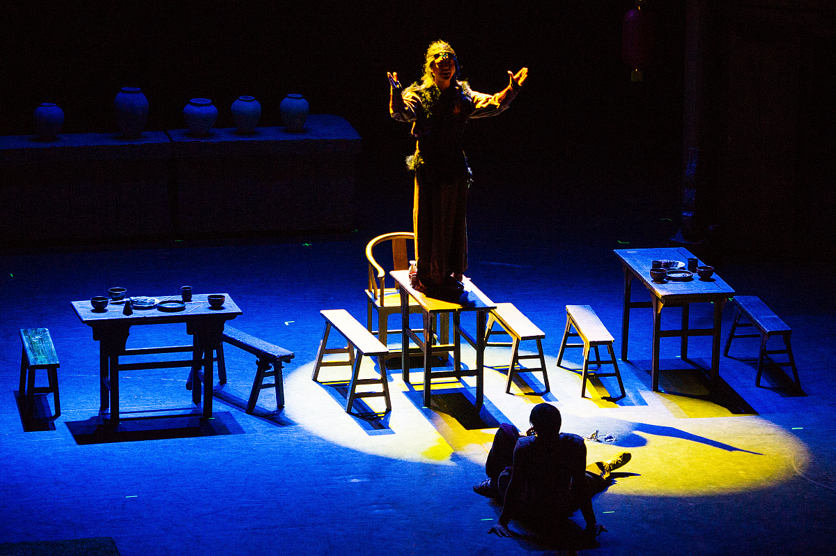 优化下面的文章车子停稳我两个自从一边下车他人高腿长走了没几步就跟我甩开了距离不知情的人见了还以为出事的不是我亲爹而是他亲爹。我正准备小跑着跟上去庄之白却停下脚步回头还朝我伸出了手。如果在半个小时前他对我这么体贴主动我一定嘎嘎乐现在却觉得他只是在怜悯我或许还在心里觉得我是遇到点事就没有主心骨的废物。不过没关系爱上一个人就是从心生怜悯开始的。我跟他手牵手往病房走去虽然这种时候还想着情情爱爱有点大逆不道