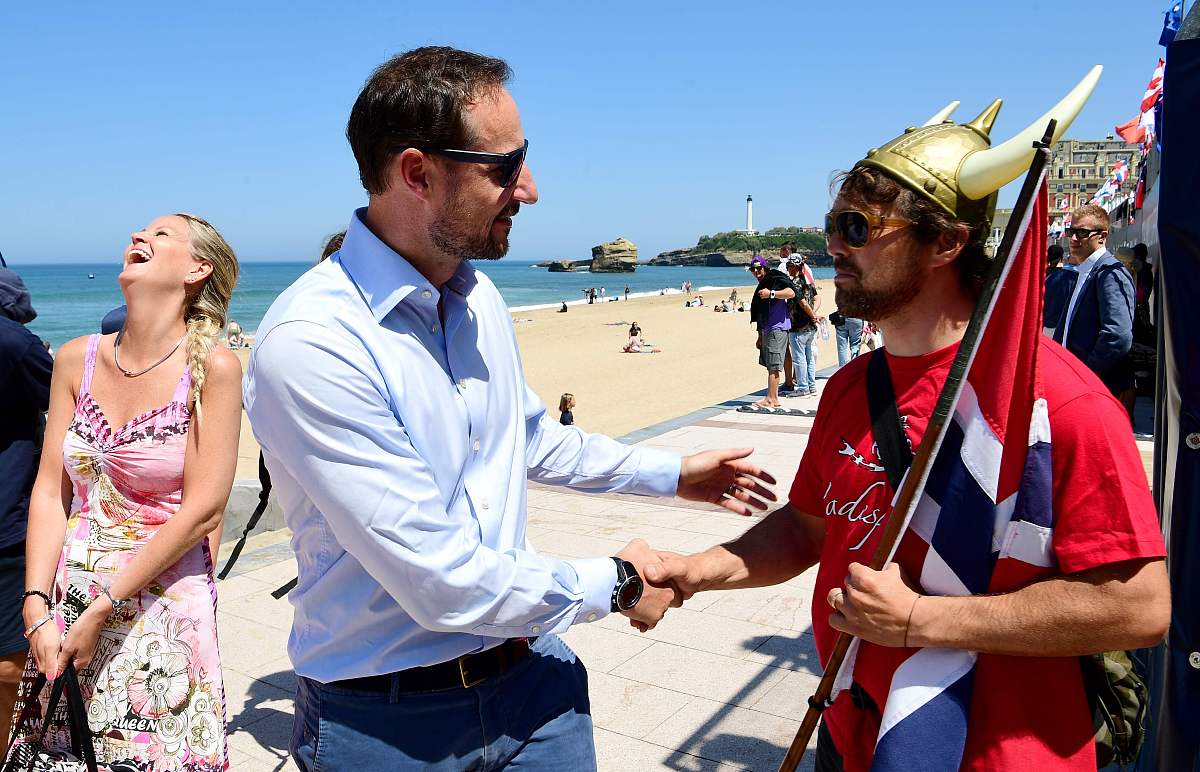 correction / crown prince haakon of norway (c), next to the mayo