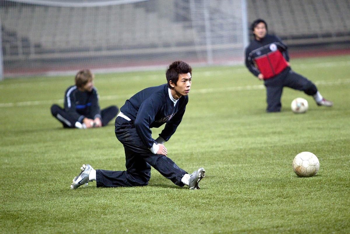 2003年11月19日,充满新鲜,好奇感觉的辽足队员在绿岛博览中心备战即将