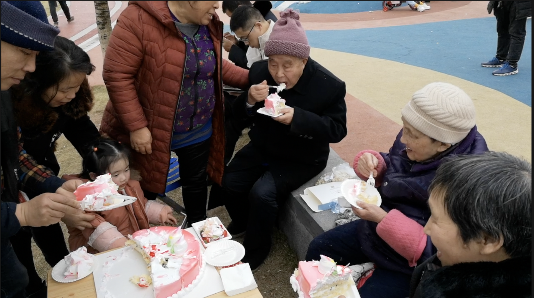 9旬夫妻同日庆生,五世同堂儿孙贺寿,公园同吃蛋糕