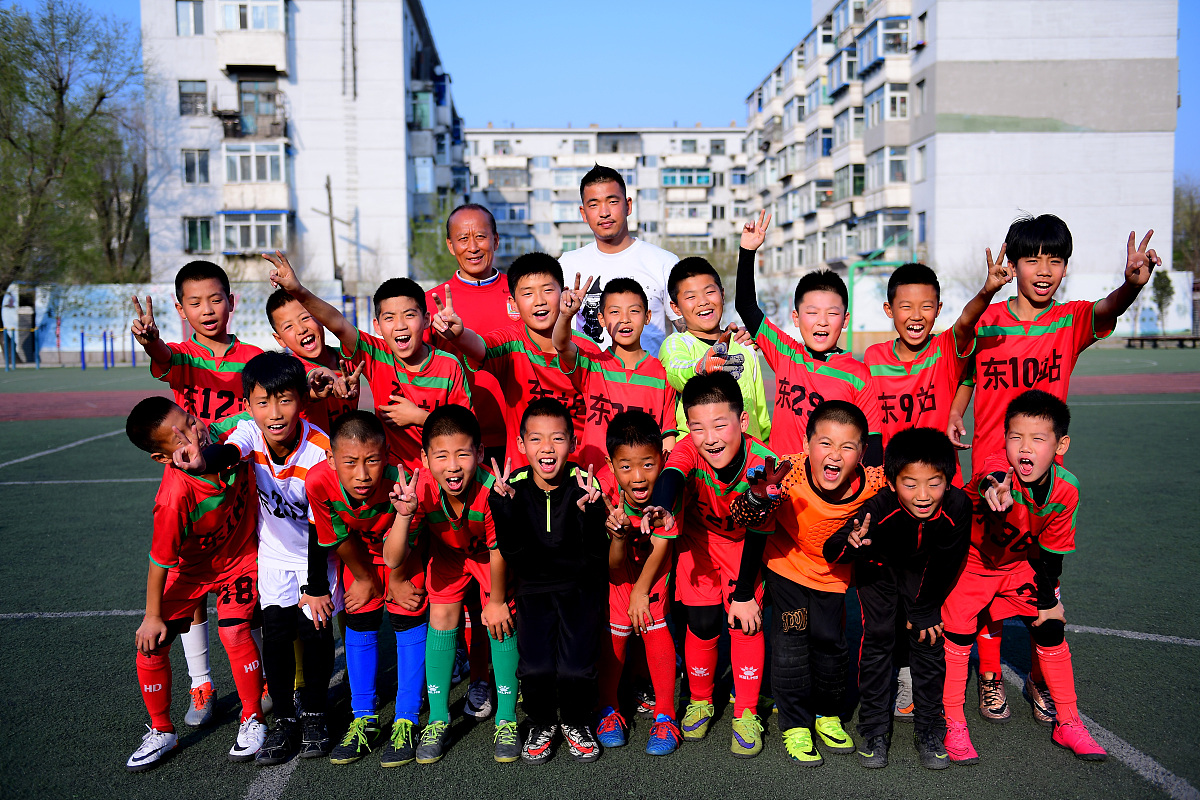 2017年4月14日,辽宁沈阳,在沈阳市东站路小学,辽足门神石笑天给小师弟