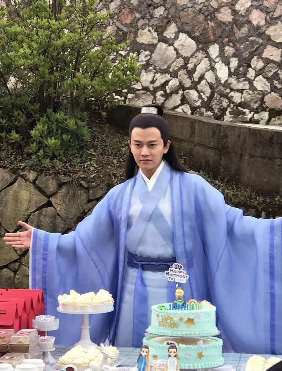 描写翩翩公子着急忙慌的拥着差点失去的爱人