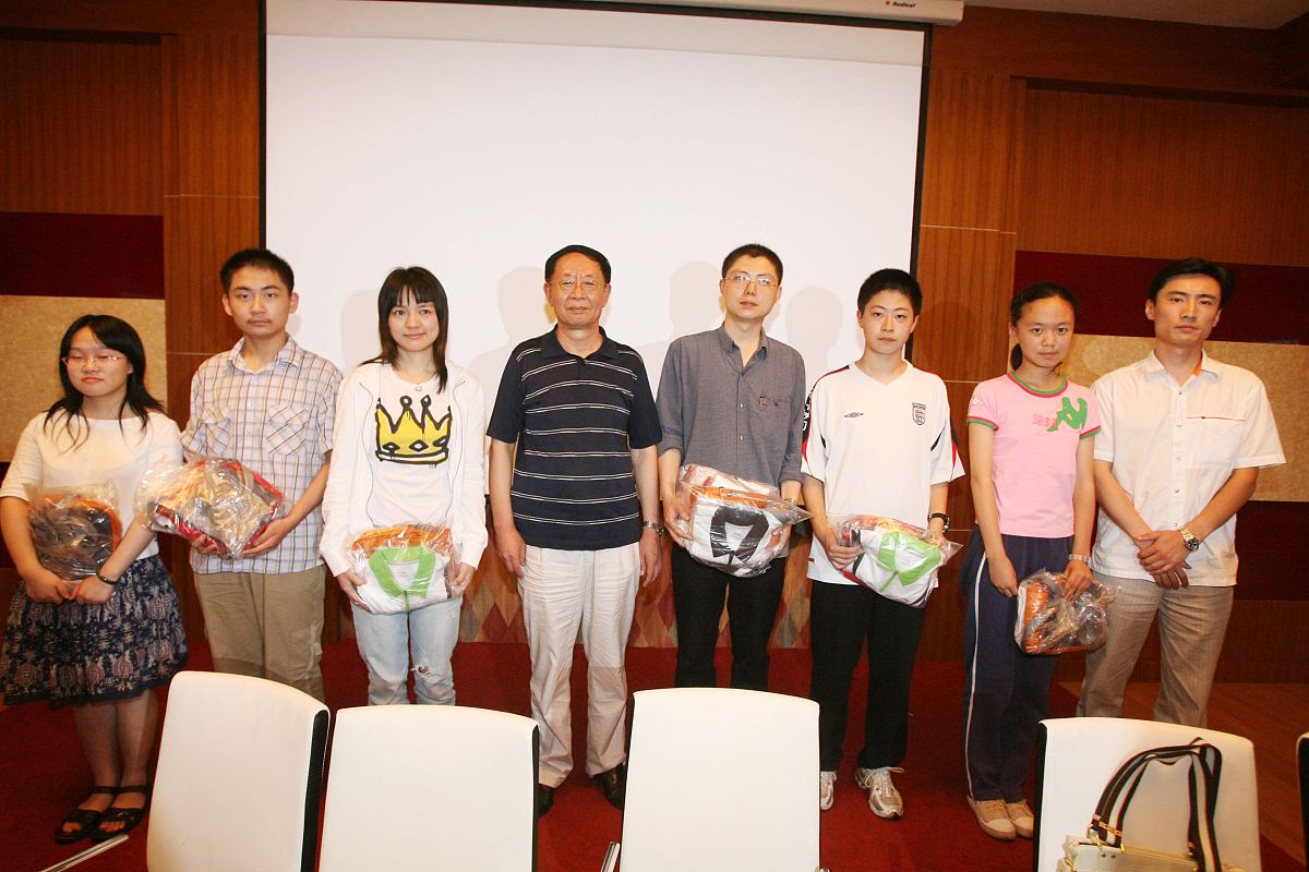 润色：您们好。我叫任彦晓我现在就读于中南财经政法大学国际商务专业是一名硕士研究生。非常感谢能有这次机会参加湖北铁塔人力资源岗的面试。下面我将从两个方面简要介绍一下我自己。在校期间首先我表现出众的学习成绩和多次荣获学业奖学金和三好学生称号这证明了我具有较强的学习能力。此外我还担任中南财经政法大学经济学院研究生会宣传部副部长多次参与组织过大型学院活动如成功举办了研艺中南这样400+人次的大型学院活动这