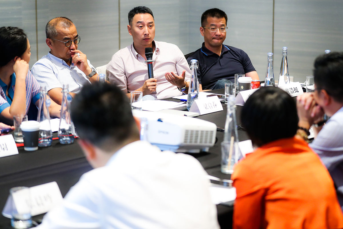 8月21日在分公司机关会议室召开了财务例会副总会计师马尚新主持会议总会计师刘新卫作总结讲话各财务人员参会本次会议主要安排部署近期重点工作、工作进展、及等。会议听取了各财务人员梳理个人工作作近期的工作进展汇报保证各项工作有序开展。