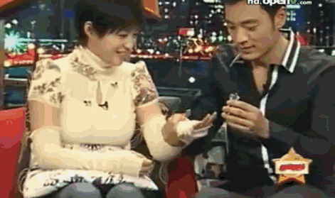 他是郝蕾前夫，戲紅人不紅，如今終於小有名氣卻是靠兄弟