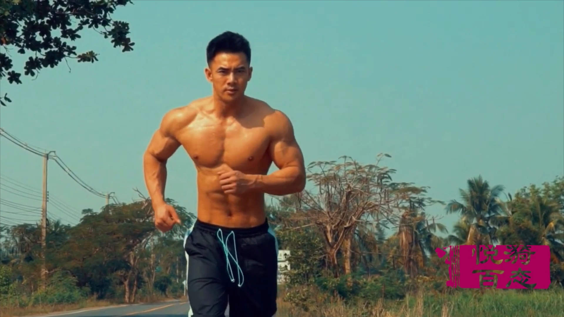 爱运动的肌肉男好有魅力,饱满的胸肌和刀刻般的腹肌令人心动!