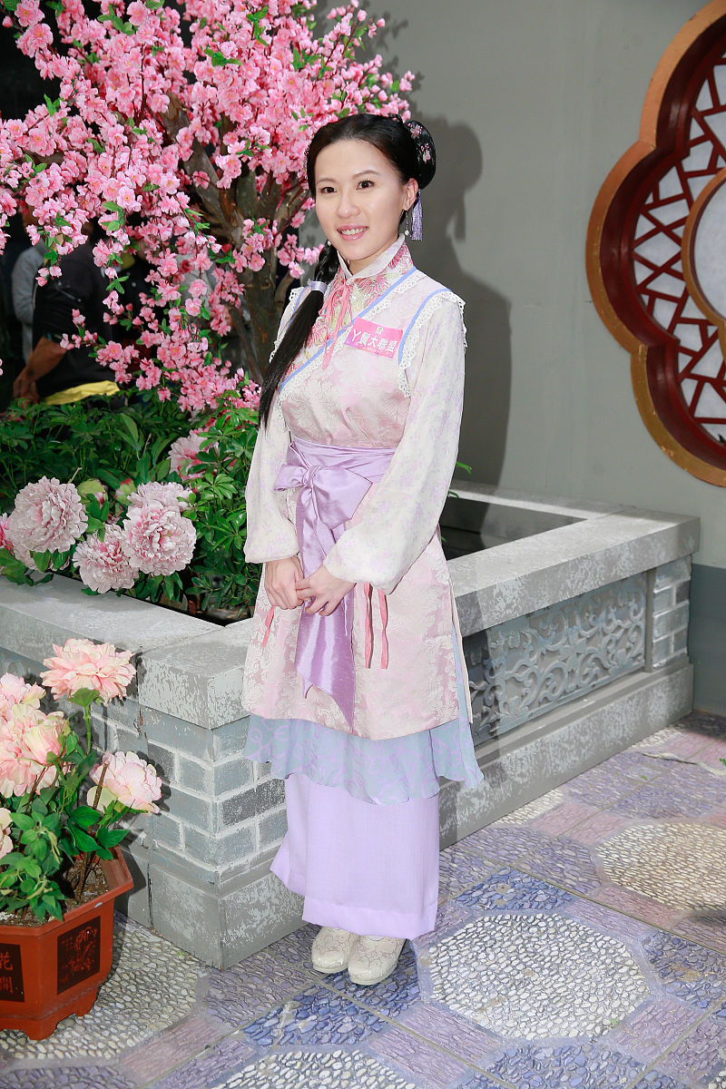 穿着婢女服的描述