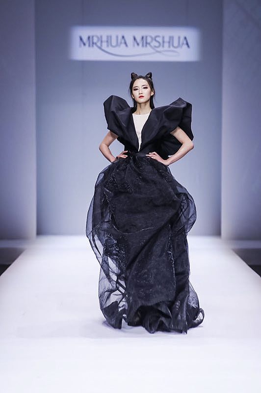 共赴一场新生杨烨头排云看秀中国国际时装周。围绕这篇博文写1条5字左右的评论