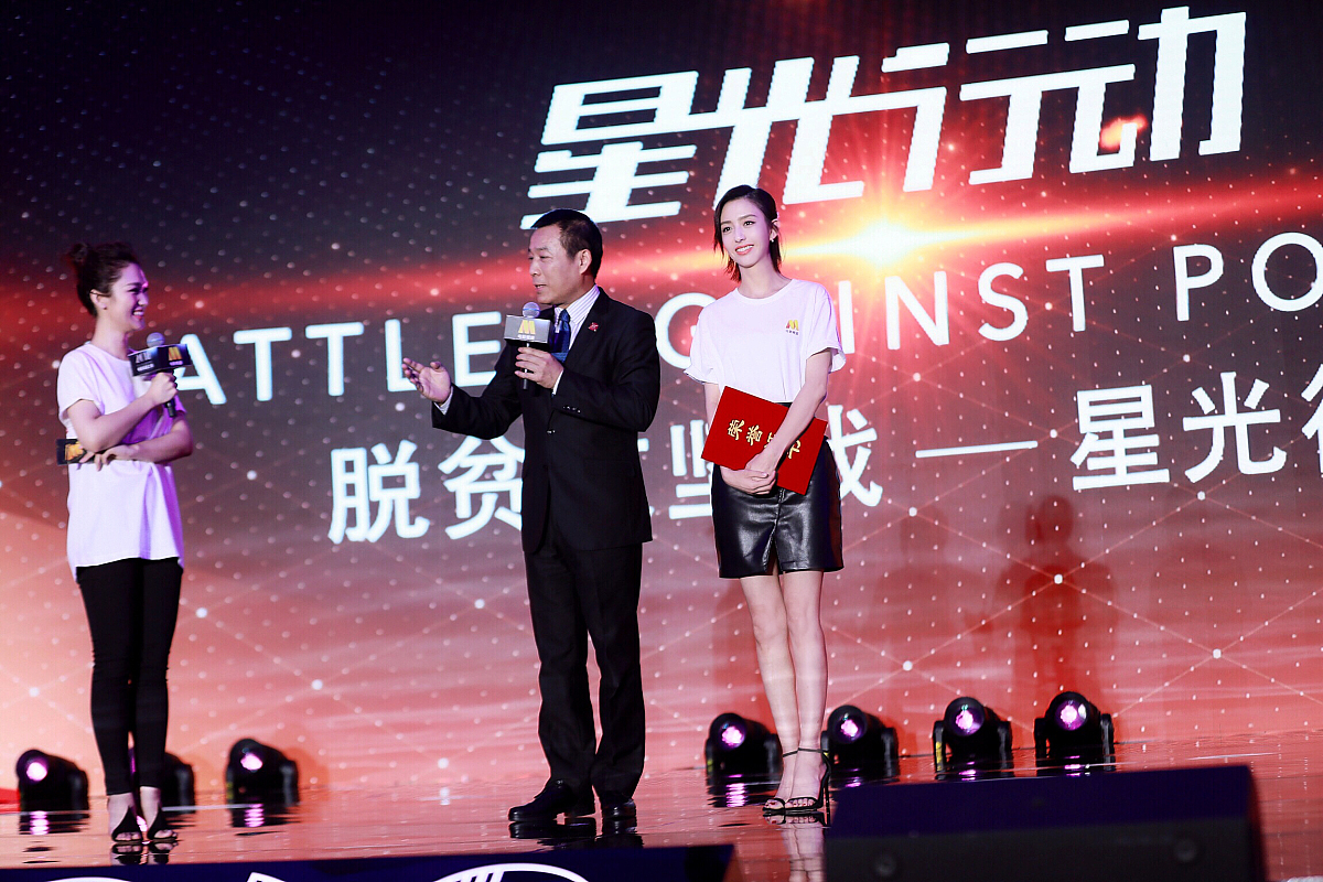 21届上海电影节:杨幂佟丽娅单白t依旧女神 亲密热聊放电