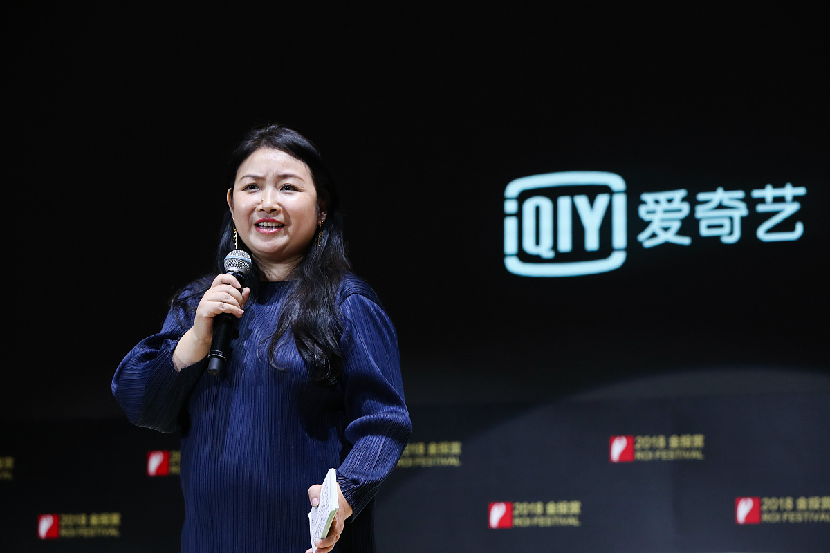 遍地都是六便士他却抬头看月亮。出自毛姆的《月亮与六便士》。小说讲述主人公放弃安逸的生活追求绘画理想的故事。小说成书于上个世纪初而这句话最近却突然火爆起来请就这一现象写一篇八百字的议论文