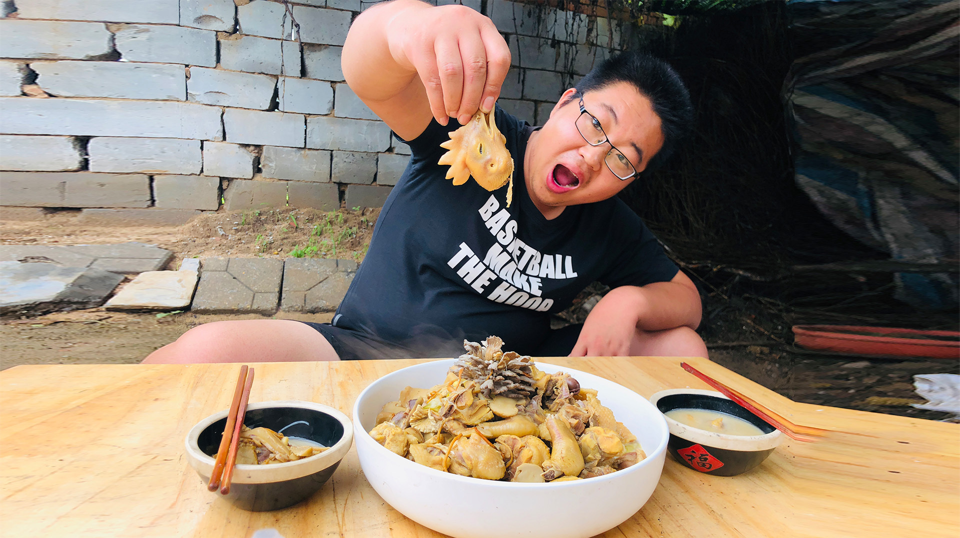 1斤松茸,5斤母鸡,木柴炖四小时,这是我吃过最奢侈的鸡!