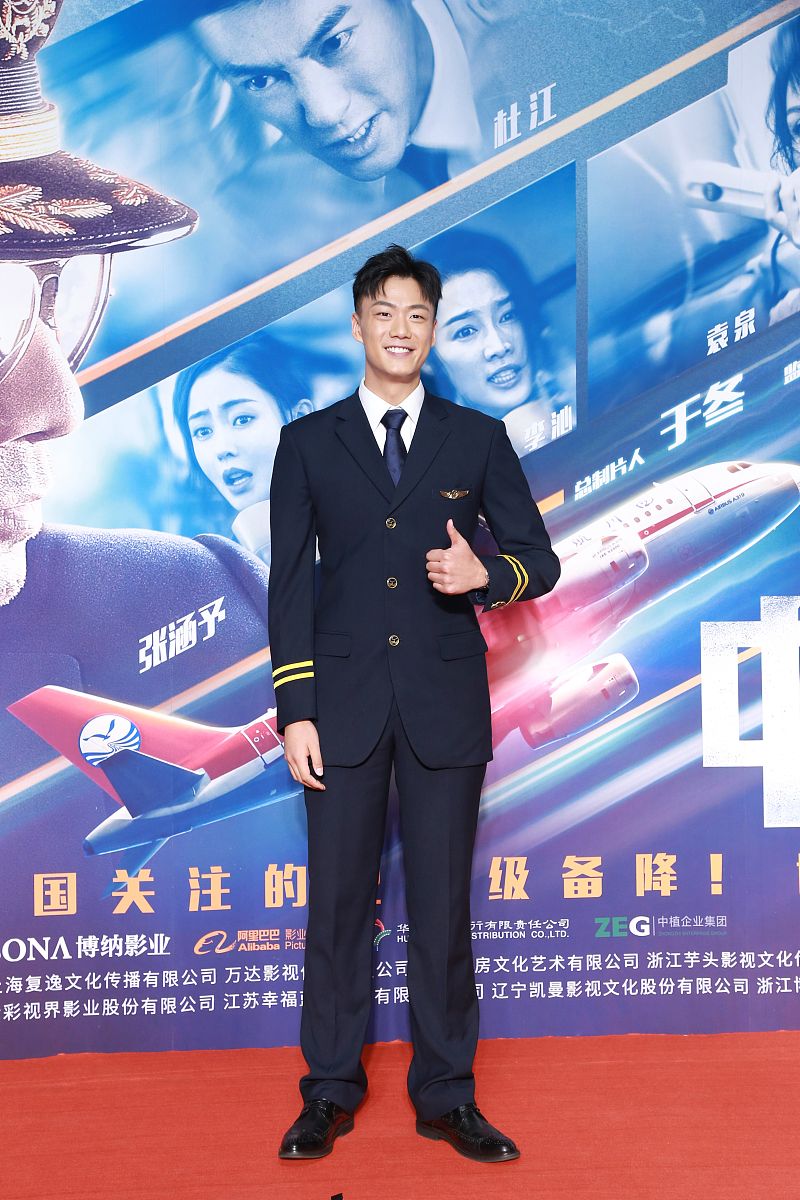 王宝强最新电影《中国机长》上映，改编自真实事件