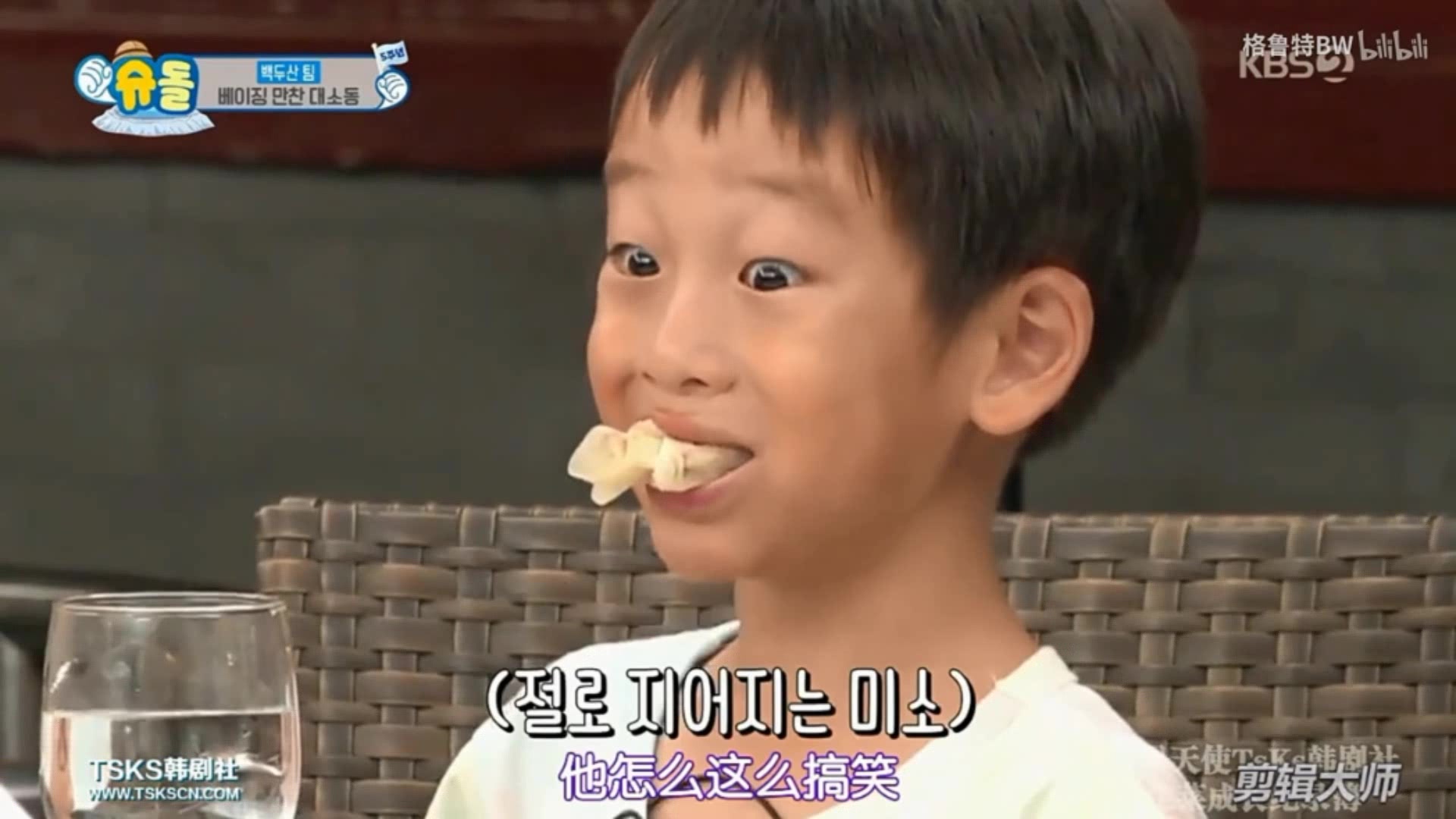 韩国明星和孩子吃中国的北京烤鸭,表情真是绝了