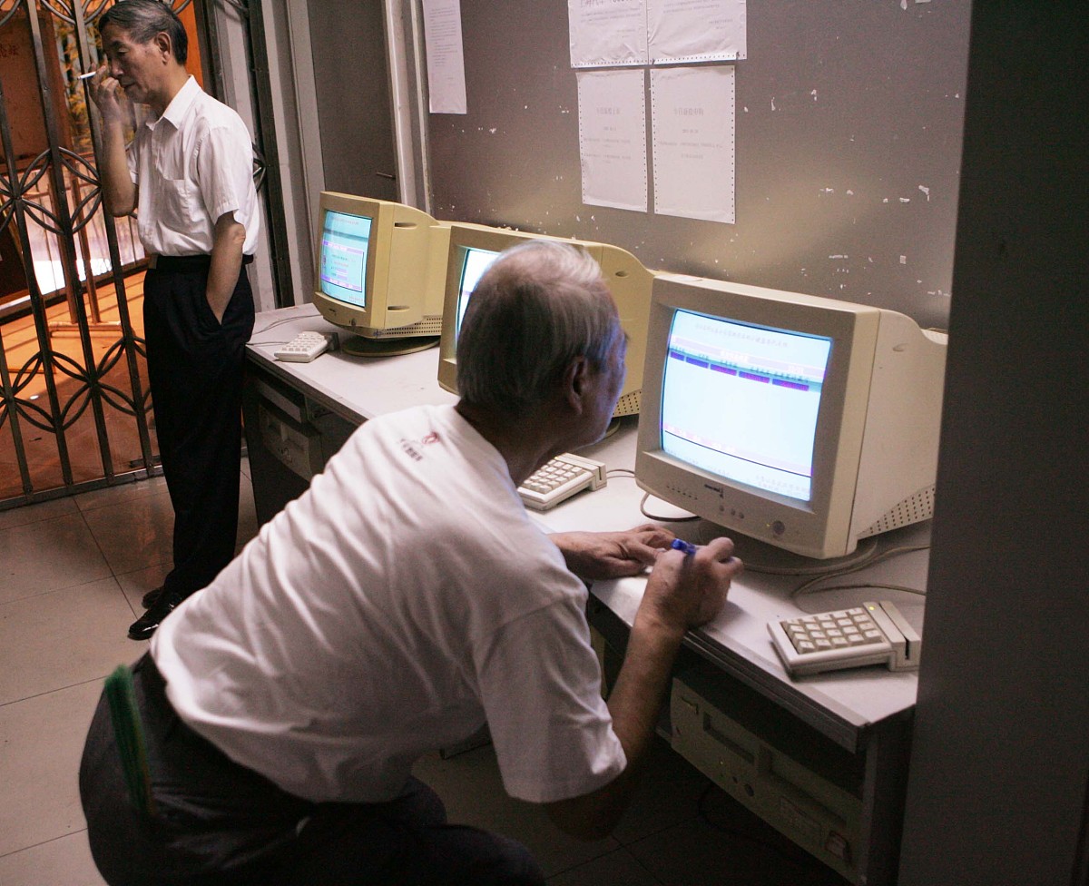 2007年9月21日,在武汉市一证券公司营业厅内,股民关注股市行情.+++_++