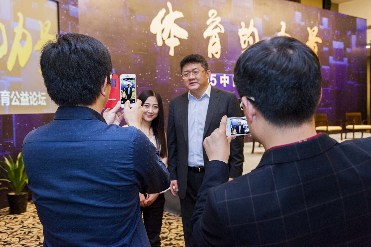 请详细阐述《人的潜能和价值》中关于人类的精神价值的观点