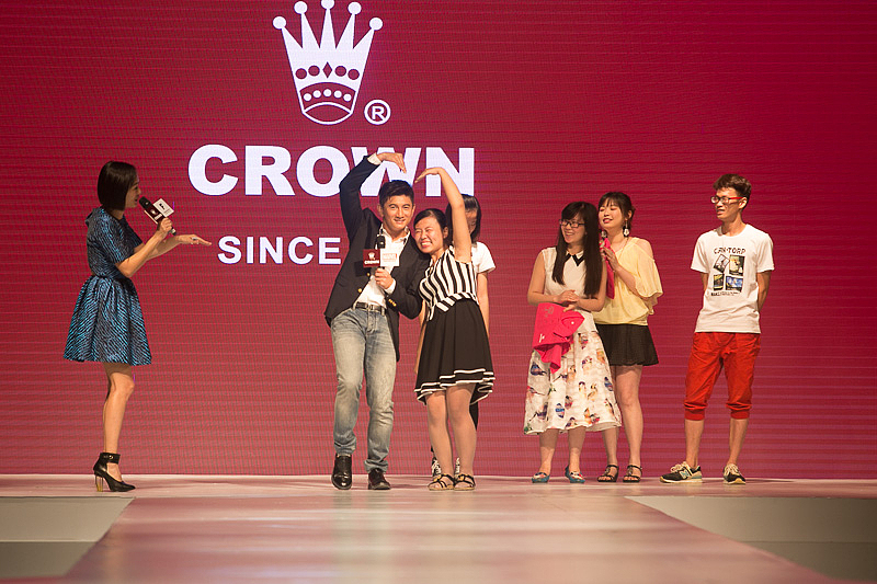 你为什么笑？我可以帮忙吗？