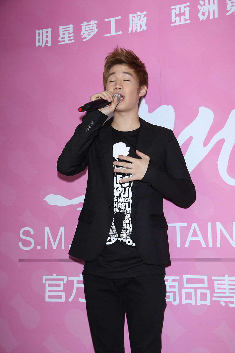 2011年7月8日,台北,"s.m.官方明星商品专门店"开业.super junior-m团