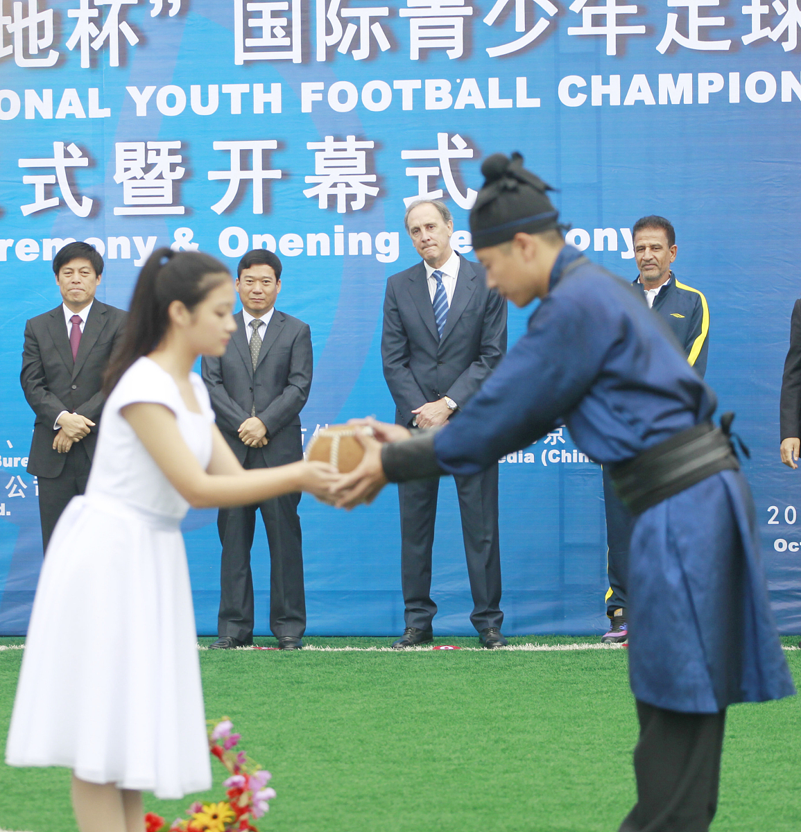 1有两个口袋甲袋中盛有两个白球一个黑球乙袋中盛有一个白球两个黑球。由甲袋任取一个球放入乙袋再从乙袋中取出一个球求取到白球的概率。