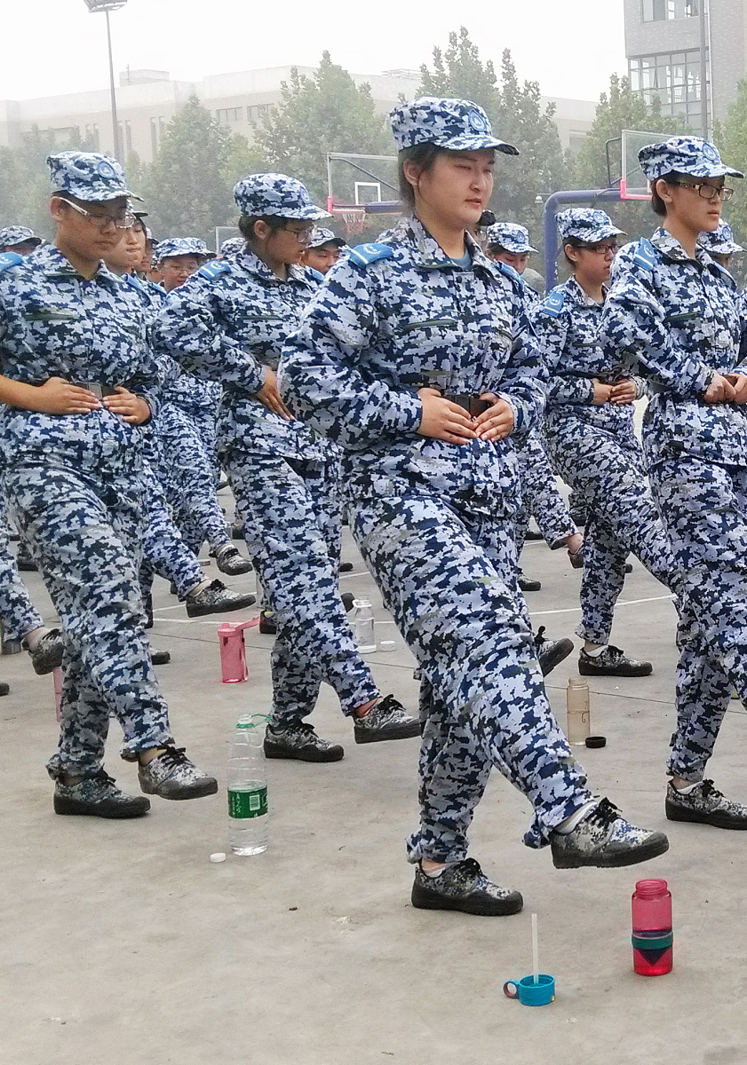 帮我写一个的军训总结1500字军训的内容有站军姿、走正步、齐步走、分列式、讲团结、整理内务军训两周天气不是三十度高温大太阳就是突然的暴雨