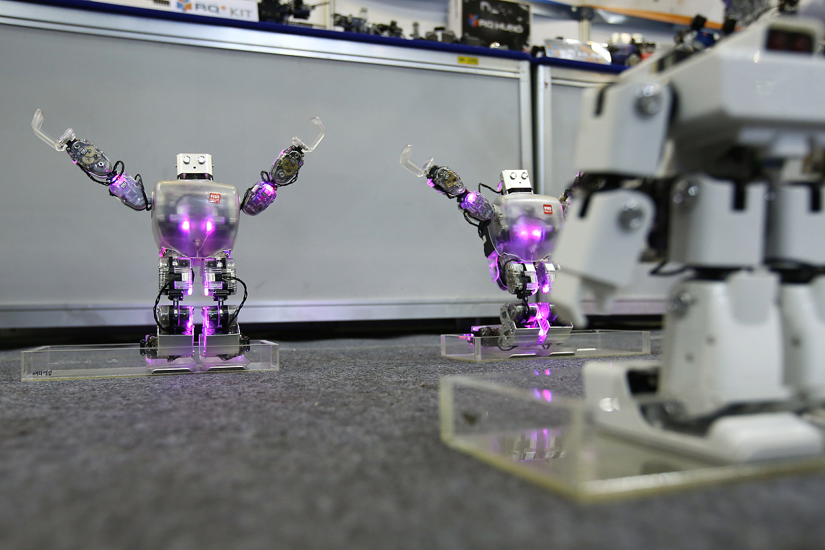 Help me write a soft article about the promotion of intelligent robot products with the main function of ultra-high definition and low latency transmission which can travel through time and space and