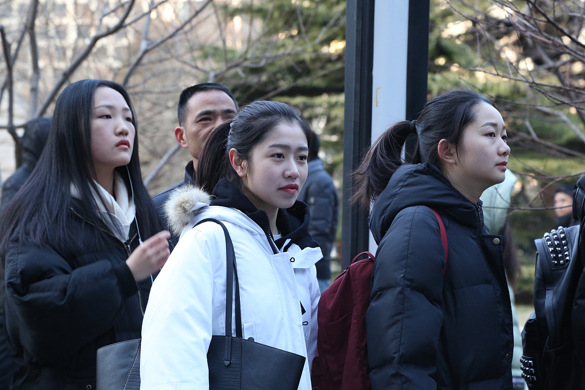 2017年2月8日,北京电影学院2017年度招生考试开始,考场外帅哥美女如云