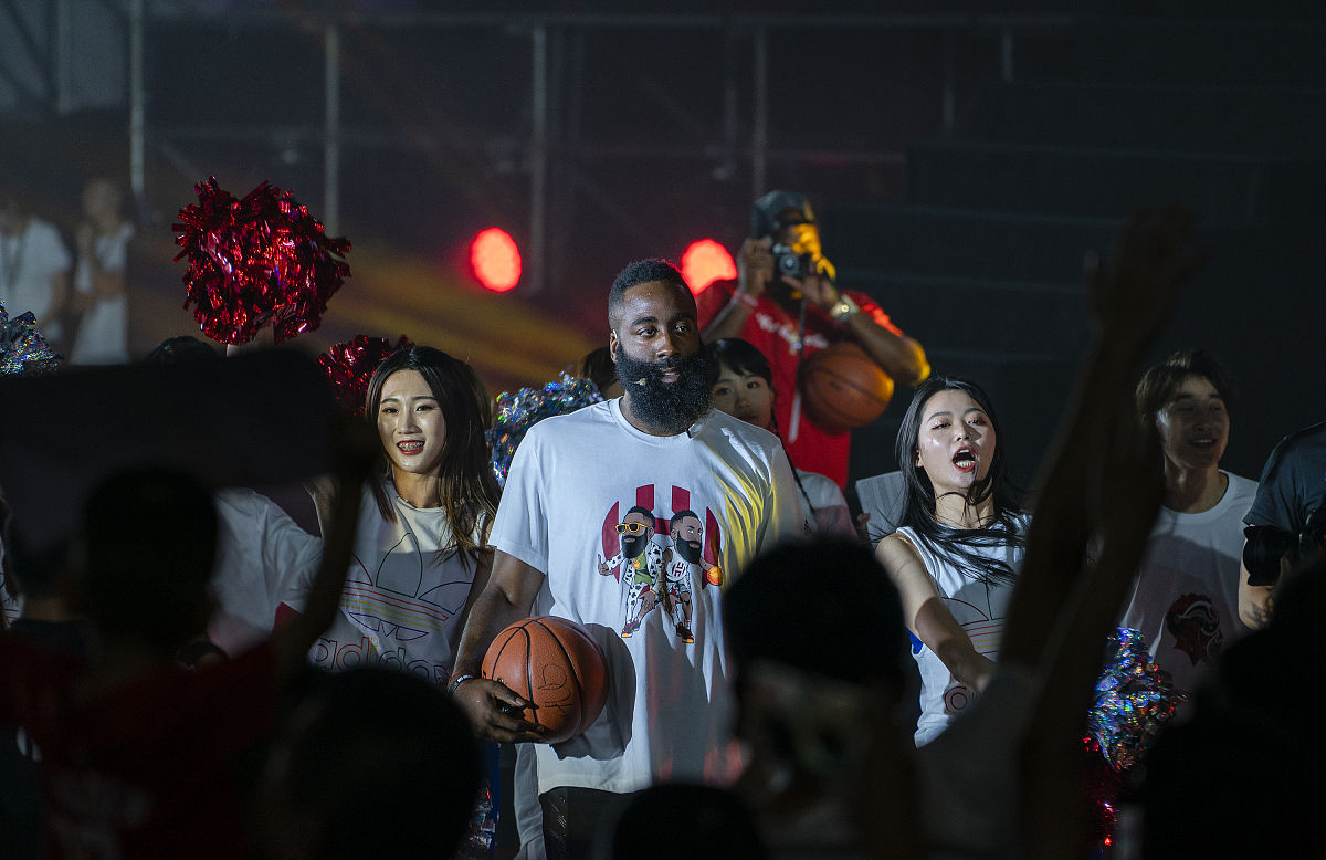 詹姆斯·哈登 - NBA球星，得分后卫传奇