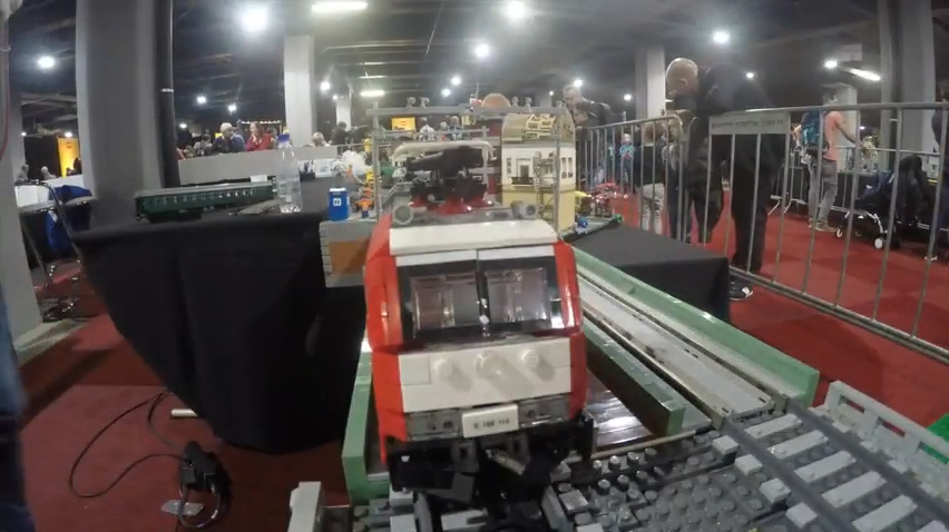 乐高列车疾驰+溜圈+赶路,超长的轨道上一片繁忙!蒸汽机车都有~