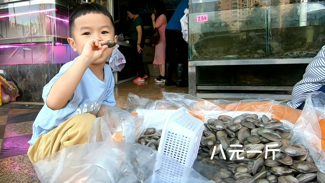 放假来了客人,航航和爸爸到海鲜市场,最终买罗氏虾,看价格贵吗