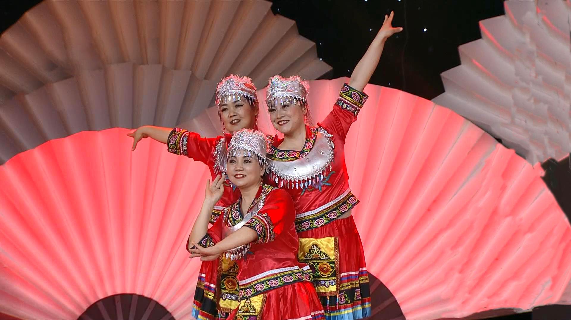 苗寨风情广场舞《多嘎多耶》,姐姐妹妹跳起来,欢乐又健身!
