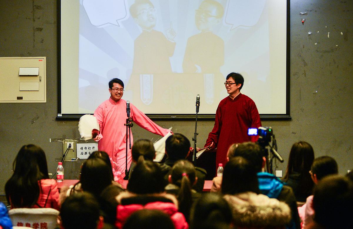 请你写一千字的搞笑 相声 段子关于中学生在人际交往方面的问题