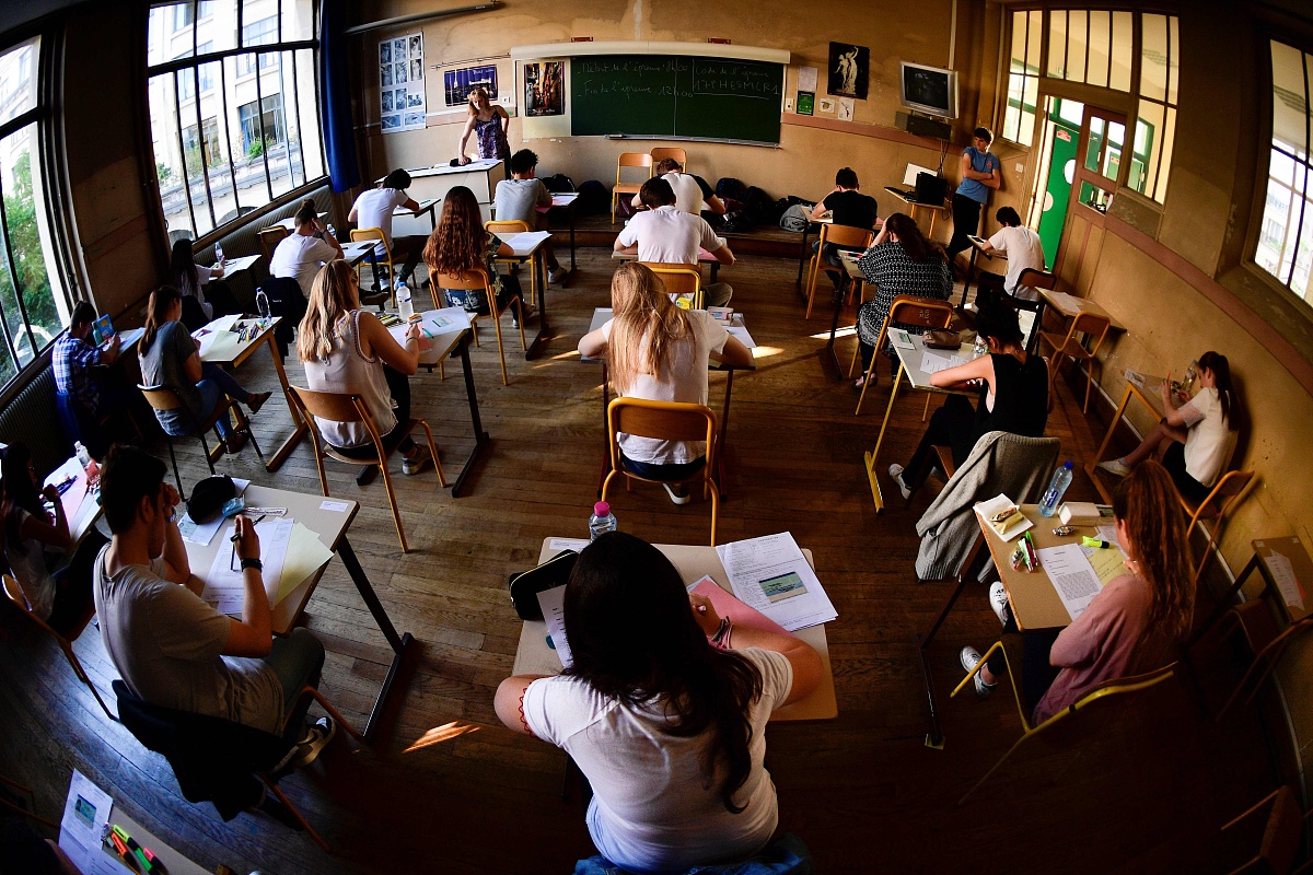 法国"高考"哲学打头阵  学生考场奋战执笔思考