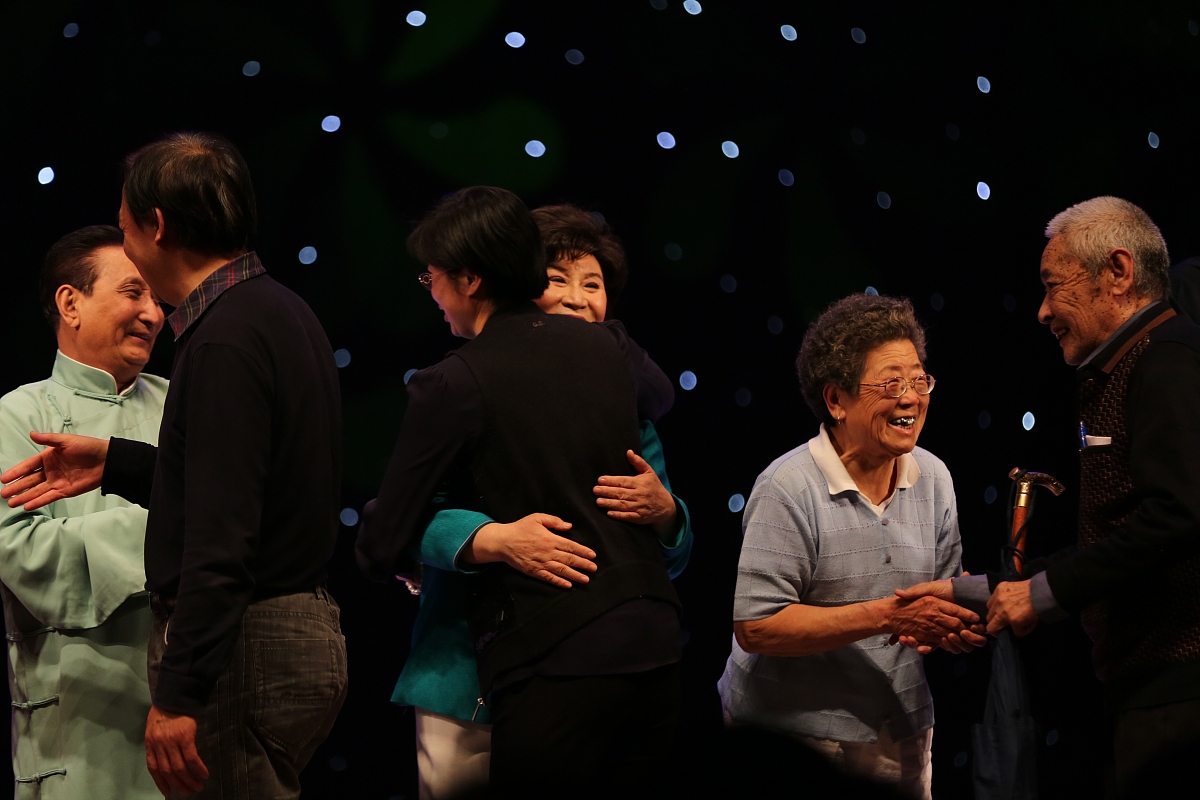 何泽力同志因身体不适缺席合唱活动，我们送上祝福！