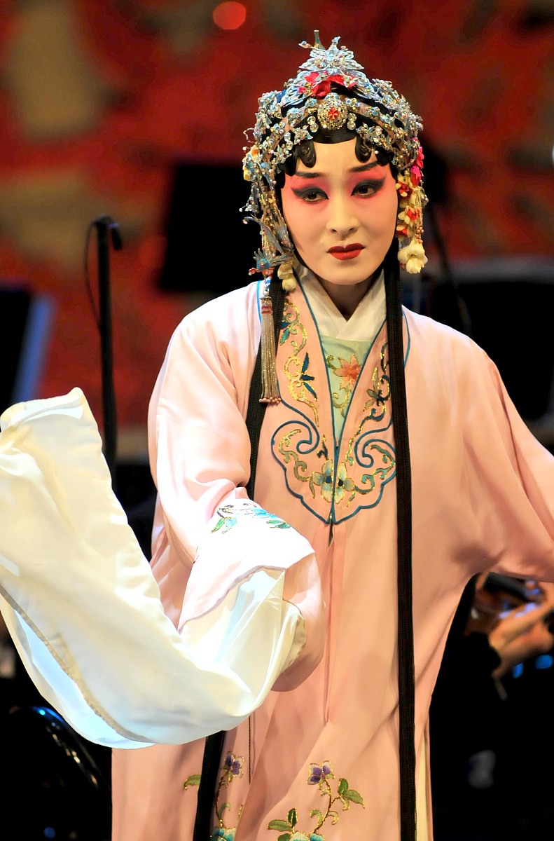 2010年2月28日,优秀青年扬剧演员李霞亮相南京戏曲名家名段交响音乐会