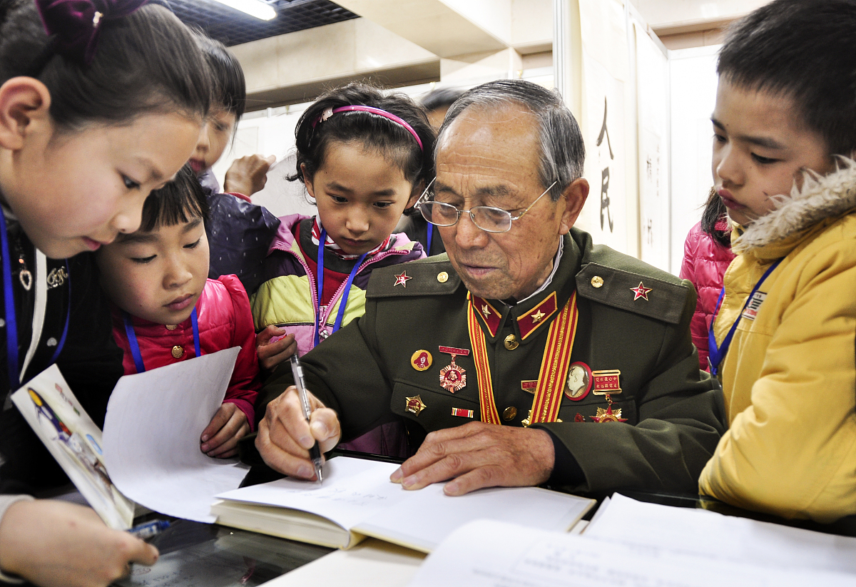 以以身作则：如何通过自己的行为和行动来成为一个正能量的榜样为题写一篇1000字文章