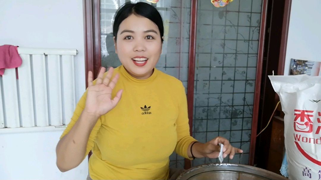 小媳妇在家做油酥饼,方法简单,暄暄软软真好吃