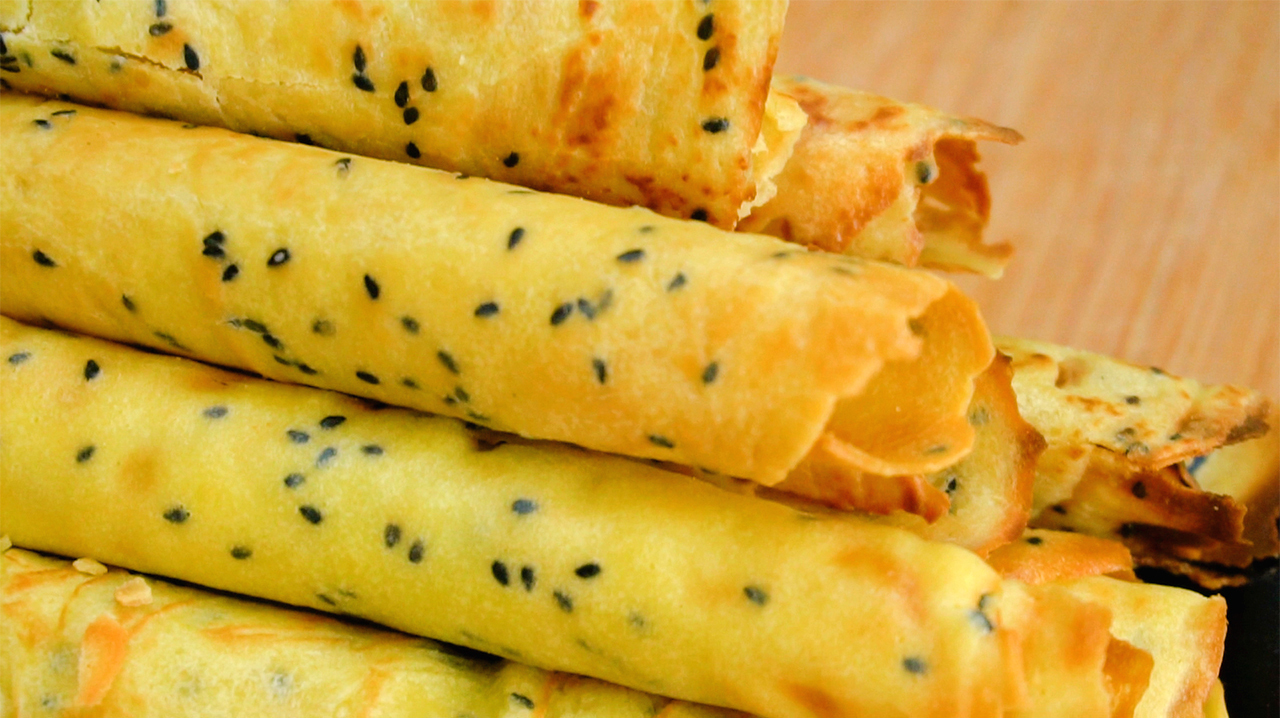 想吃鸡蛋卷不用买,4个鸡蛋1碗面粉,不用一滴水,孩子天天嚷着吃